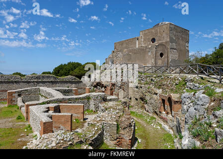 Ruinen der römischen Villa Jovis mit Chiesa di Santa Maria del Soccorso Kirche, Capri, Golf von Neapel, Kampanien, Italien Stockfoto