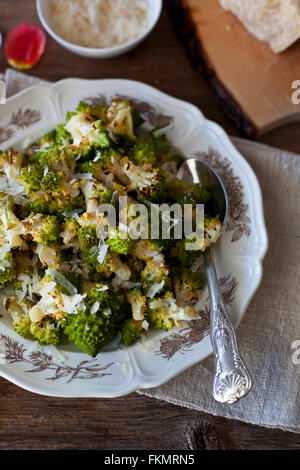 Gebratenem Romanesco Brokkoli mit Parmesan-Käse auf einem Teller Stockfoto