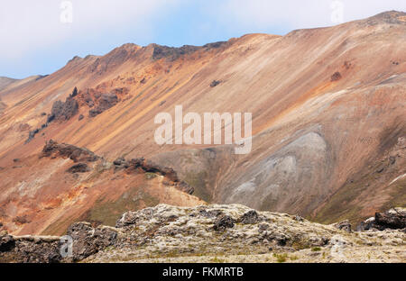 Island-Landschaft im südlichen Bereich. Fjallabak. Vulkangestein mit Rhyolith Formationen Stockfoto