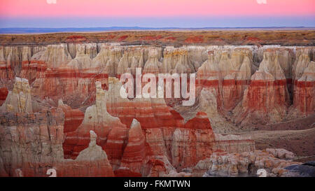 Rosa Licht der Dämmerung am Himmel im Coal Mine Canyon in Tuba City, Arizona Stockfoto