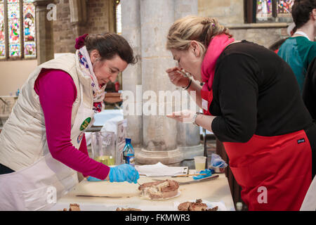 Melton Mowbray, Leicestershire. 9. März 2016. Die britische Pie-Awards wurden in der Marienkirche, Melton Mowbray, Leicestershire auf Mittwoch, 9. März 2016 statt. Diese jährliche Veranstaltung Kuchen Entscheidungsträger aus aller Welt angezogen und wurden von prominenten Köchen und Essen Wrers und Kritiker gerichtet. Eine Torte muss eine Kruste auf der Unterseite als auch auf der Oberseite, unabhängig davon, was die Füllung sein kann. In jeder Klasse ein Champion ausgewählt werden und dann wird der Champion aus jeder Kategorie für supreme Champion antreten. Bildnachweis: Jim Harrison/Alamy Live-Nachrichten Stockfoto