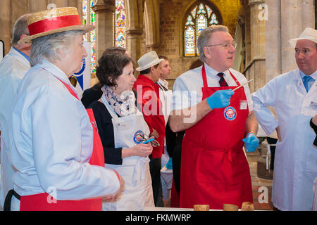 Melton Mowbray, Leicestershire. 9. März 2016. Die britische Pie-Awards wurden in der Marienkirche, Melton Mowbray, Leicestershire auf Mittwoch, 9. März 2016 statt. Diese jährliche Veranstaltung Kuchen Entscheidungsträger aus aller Welt angezogen und wurden von prominenten Köchen und Essen Wrers und Kritiker gerichtet. Eine Torte muss eine Kruste auf der Unterseite als auch auf der Oberseite, unabhängig davon, was die Füllung sein kann. In jeder Klasse ein Champion ausgewählt werden und dann wird der Champion aus jeder Kategorie für supreme Champion antreten. Bildnachweis: Jim Harrison/Alamy Live-Nachrichten Stockfoto