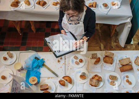 Melton Mowbray, Leicestershire. 9. März 2016. Die britische Pie-Awards wurden in der Marienkirche, Melton Mowbray, Leicestershire auf Mittwoch, 9. März 2016 statt. Diese jährliche Veranstaltung Kuchen Entscheidungsträger aus aller Welt angezogen und wurden von prominenten Köchen und Essen Wrers und Kritiker gerichtet. Eine Torte muss eine Kruste auf der Unterseite als auch auf der Oberseite, unabhängig davon, was die Füllung sein kann. In jeder Klasse ein Champion ausgewählt werden und dann wird der Champion aus jeder Kategorie für supreme Champion antreten. Bildnachweis: Jim Harrison/Alamy Live-Nachrichten Stockfoto