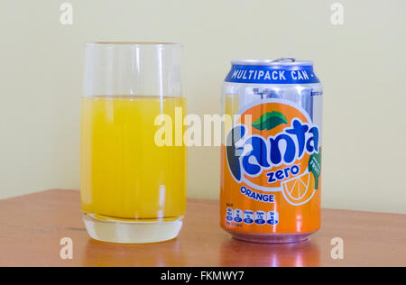 Dose Fanta Zero Orange Drink und Glas auf einem Tisch, UK Stockfoto