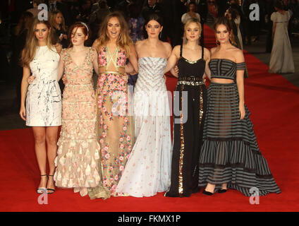 1. Februar 2016 - Hermione Corfield, Ellie Bamber, Suki Waterhouse, Millie Brady, Bella Heathcote und Lily James Teilnahme an der Stockfoto