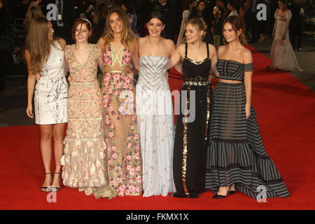 1. Februar 2016 - Hermione Corfield, Ellie Bamber, Suki Waterhouse, Millie Brady, Bella Heathcote und Lily James Teilnahme an der Stockfoto