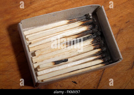 Box mit gebrannten Spiele auf einem Holztisch Stockfoto