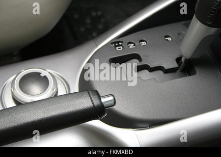 Handbremse im Innenraum des Wagens Stockfoto