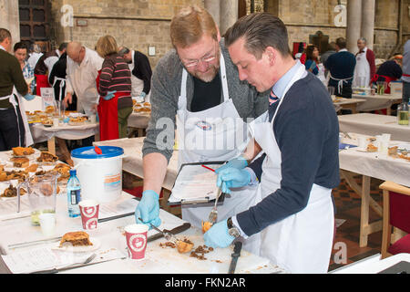 Melton Mowbray, Leicestershire. 9. März 2016. Die britische Pie-Awards wurden in der Marienkirche, Melton Mowbray, Leicestershire auf Mittwoch, 9. März 2016 statt. Diese jährliche Veranstaltung Kuchen Entscheidungsträger aus aller Welt angezogen und wurden von prominenten Köchen und Essen Wrers und Kritiker gerichtet. Eine Torte muss eine Kruste auf der Unterseite als auch auf der Oberseite, unabhängig davon, was die Füllung sein kann. In jeder Klasse ein Champion ausgewählt werden und dann wird der Champion aus jeder Kategorie für supreme Champion antreten. Bildnachweis: Jim Harrison/Alamy Live-Nachrichten Stockfoto