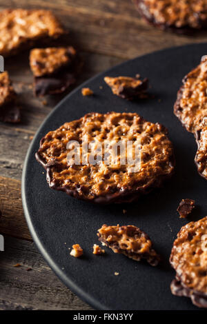 Hausgemachte Mandel und Lacey Schokolade Cookies bereit, Essen Stockfoto