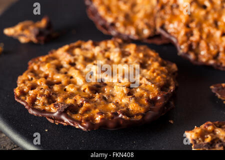 Hausgemachte Mandel und Lacey Schokolade Cookies bereit, Essen Stockfoto