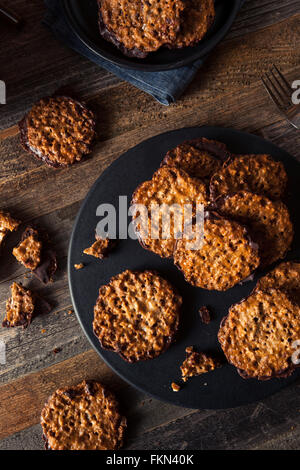 Hausgemachte Mandel und Lacey Schokolade Cookies bereit, Essen Stockfoto