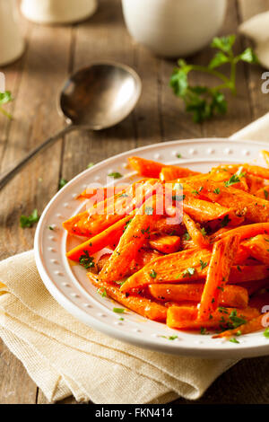 Gesunde hausgemachte gebratene Karotten essfertig Stockfoto