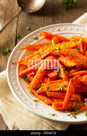 Gesunde hausgemachte gebratene Karotten essfertig Stockfoto