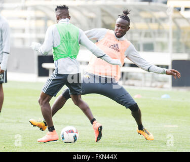 Columbus, Ohio, USA. 9. März 2016. Columbus Crew SC vorwärts Kei Kamara (Orange) und Harrison Afful Fiqh für den Ball während der Praxis bei Columbus Crew SC Media Day. Columbus, Ohio, USA Credit: Brent Clark/Alamy Live-Nachrichten Stockfoto