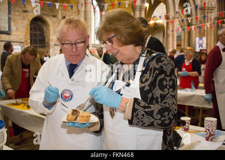 Melton Mowbray, Leicestershire. 9. März 2016. Die britische Pie-Awards wurden in der Marienkirche, Melton Mowbray, Leicestershire auf Mittwoch, 9. März 2016 statt. Diese jährliche Veranstaltung Kuchen Entscheidungsträger aus aller Welt angezogen und wurden von prominenten Köchen und Essen Wrers und Kritiker gerichtet. Eine Torte muss eine Kruste auf der Unterseite als auch auf der Oberseite, unabhängig davon, was die Füllung sein kann. In jeder Klasse ein Champion ausgewählt werden und dann wird der Champion aus jeder Kategorie für supreme Champion antreten. Bildnachweis: Jim Harrison/Alamy Live-Nachrichten Stockfoto