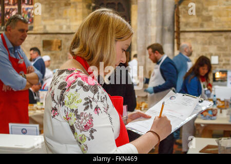 Melton Mowbray, Leicestershire. 9. März 2016. Die britische Pie-Awards wurden in der Marienkirche, Melton Mowbray, Leicestershire auf Mittwoch, 9. März 2016 statt. Diese jährliche Veranstaltung Kuchen Entscheidungsträger aus aller Welt angezogen und wurden von prominenten Köchen und Essen Wrers und Kritiker gerichtet. Eine Torte muss eine Kruste auf der Unterseite als auch auf der Oberseite, unabhängig davon, was die Füllung sein kann. In jeder Klasse ein Champion ausgewählt werden und dann wird der Champion aus jeder Kategorie für supreme Champion antreten. Bildnachweis: Jim Harrison/Alamy Live-Nachrichten Stockfoto