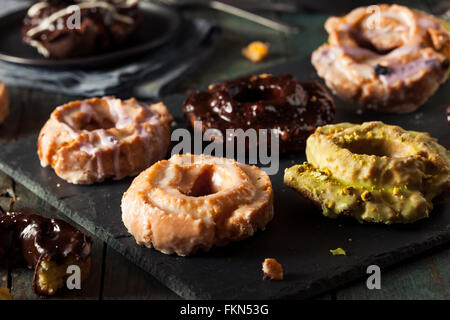 Hausgemachte Old Fashioned Donuts mit Schokolade-Glasur Stockfoto