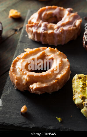 Hausgemachte Old Fashioned Donuts mit Schokolade-Glasur Stockfoto