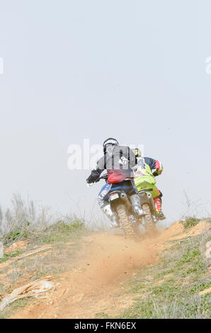 Spanien cross Country Meisterschaft. Zwei Motorradfahrer sind einen Hang mit ihrer Motocross-Motorräder klettern. Stockfoto