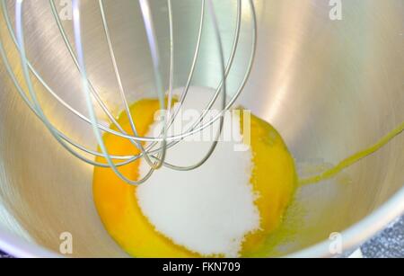Eigelb mit Zucker im Küchenmixer vorbereiten. Stockfoto