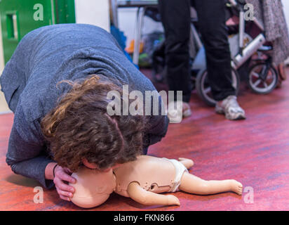 Eltern und Großeltern erhalten BLS-Anweisungen (Basic Life Support). Abbildung: Mund-zu-Mund-Technik. Stockfoto