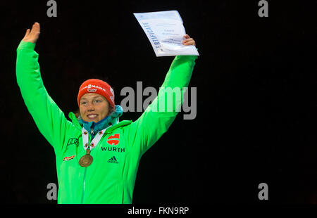 Holmenkollen, Oslo, Norwegen. 9. März 2016. IBU Biathlon-Weltcup. Laura Dahlmeier Deutschland Bronze-Medaille bei der Siegerehrung bei der IBU Weltmeisterschaften Biathlon in Holmenkollen Credit: Action Plus Sport/Alamy Live News Stockfoto