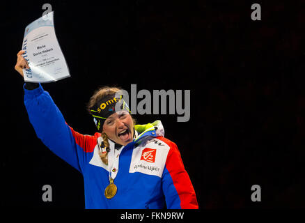 Holmenkollen, Oslo, Norwegen. 9. März 2016. IBU Biathlon-Weltcup. Marie Dorin Habert Frankreich gold-Medaille bei der Siegerehrung bei der IBU Weltmeisterschaften Biathlon in Holmenkollen Credit: Action Plus Sport/Alamy Live News Stockfoto