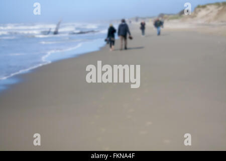 verschwommen Strand Hintergrund im Winter mit Menschen Stockfoto