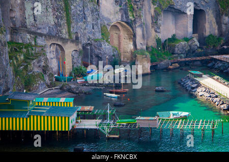 Sorrent, Neapel, Italien-Panorama, Gebirge, umfallen, blaues Meer und Strand mit Booten Stockfoto