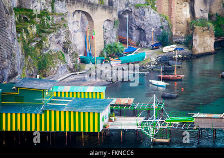 Sorrent, Neapel, Italien-Panorama, Gebirge, umfallen, blaues Meer und Strand mit Booten Stockfoto