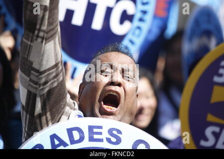 New York City, USA. 9. März 2016. Hotel Trades Ratsmitglied Jubel leidenschaftlich auf den Stufen des Rathauses. NYC Bürgermeister Bill de Blasio markiert eine Kundgebung auf der Rathaus Treppe mit Union und AARP-Mitglieder auffordern den Stadtrat übergeben seine erschwinglichem Wohnraum Initiative Credit: Andy Katz/Pacific Press/Alamy Live News Stockfoto