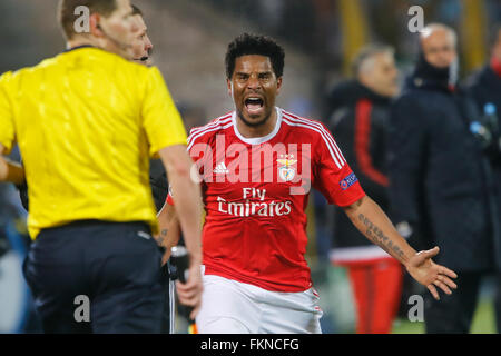 St. Petersburg, Russland. 9. März 2016. (C) Benfica von Eliseu schreit der Schiedsrichter während der UEFA Champions League Runde der 16 zweite Bein Match zwischen FC Zenit St. Petersburg und SL Benfica im Petrowski-Stadion. Bildnachweis: Mike Kireev/Alamy Live-Nachrichten Stockfoto