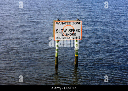 Manatee Zone Warnzeichen für Boote in Florida-Mündung Stockfoto