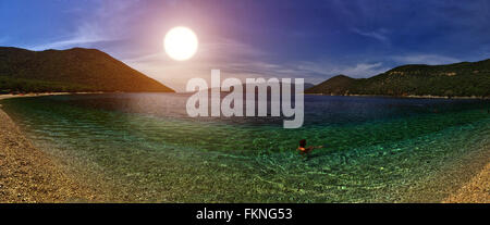 Warmen Sonnenuntergang am wunderschönen Antisamos Strand der Insel Kefalonia, Griechenland Stockfoto