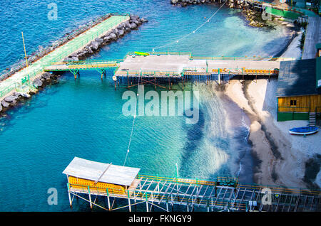 Sorrent, Neapel, Italien-Panorama, Gebirge, umfallen, blaues Meer und Strand mit Booten Stockfoto