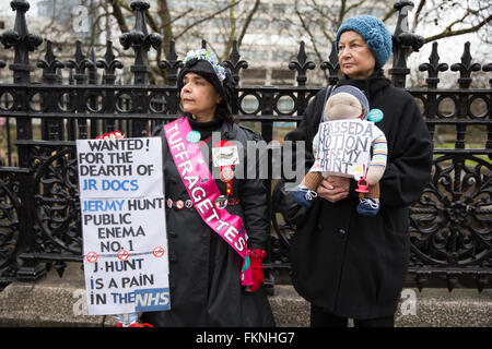 London, UK. 9. März 2016. Anhänger der Streik der Ärzte außerhalb St Thomas' Hospital. Bildnachweis: Mark Kerrison/Alamy Live-Nachrichten Stockfoto