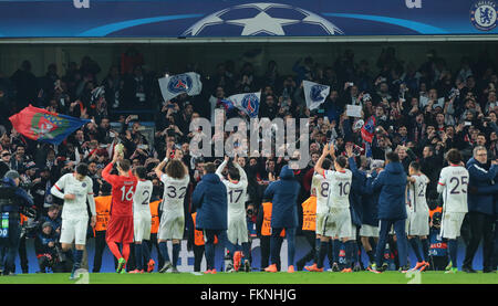 Stamford Bridge, London, UK. 9. März 2016. Champions-League. Chelsea gegen Paris Saint-Germain. PSG-Spieler feiern mit ihren Fans in Vollzeit Credit: Action Plus Sport/Alamy Live News Stockfoto