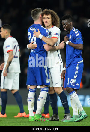 Stamford Bridge, London, UK. 9. März 2016. Champions-League. Chelsea gegen Paris Saint-Germain. Chelsea-Verteidiger Gary Cahill gratuliert seinem ex-Teamkollegen Paris St. Germain's Verteidiger David Luiz Vollzeit Credit: Action Plus Sport/Alamy Live News Stockfoto