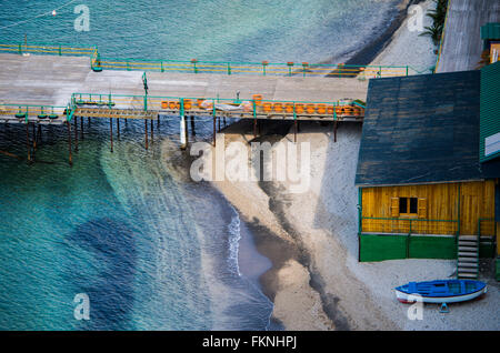 Sorrent, Neapel, Italien-Panorama, Gebirge, umfallen, blaues Meer und Strand mit Booten Stockfoto