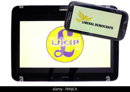 Die UKIP und Liberal Democrats Logos auf den Bildschirmen der ein Tablet und Smartphone vor einem weißen Hintergrund angezeigt. Stockfoto