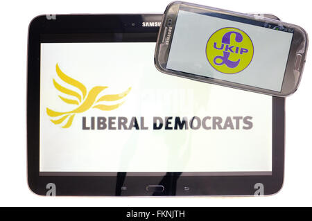 Die Liberal Democrats und UKIP-Logos auf den Bildschirmen der ein Tablet und Smartphone vor einem weißen Hintergrund angezeigt. Stockfoto