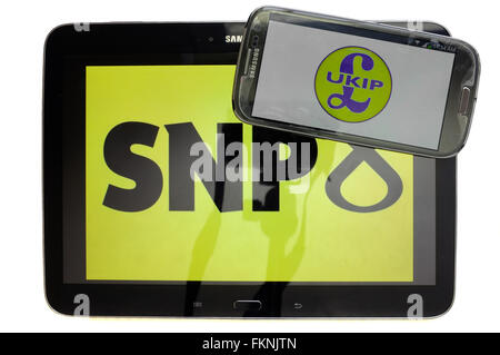 Die SNP und UKIP-Logos auf den Bildschirmen der ein Tablet und Smartphone vor einem weißen Hintergrund angezeigt. Stockfoto