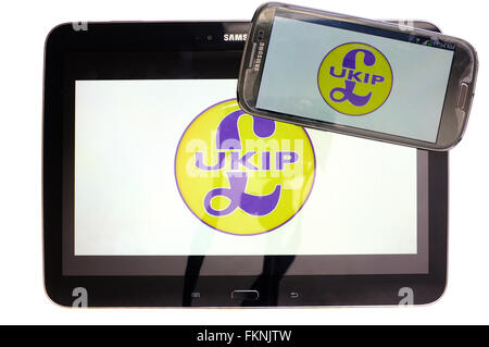 Die UKIP-Logo auf den Bildschirmen der ein Tablet und Smartphone vor einem weißen Hintergrund angezeigt. Stockfoto