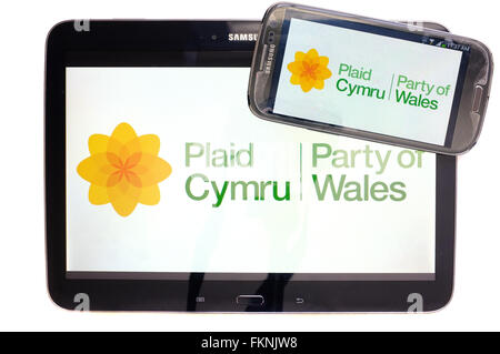 Das Plaid Cymru-Logo auf den Bildschirmen der ein Tablet und Smartphone vor einem weißen Hintergrund angezeigt. Stockfoto