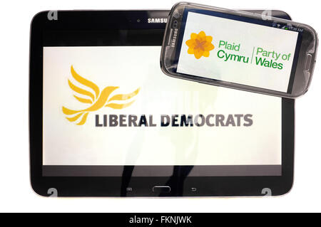 Plaid Cymru und Liberal Democrats Logos auf den Bildschirmen der ein Tablet und Smartphone vor einem weißen Hintergrund angezeigt. Stockfoto