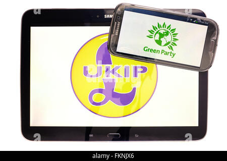 Die grüne Partei und die UKIP Logos auf den Bildschirmen der ein Tablet und Smartphone vor einem weißen Hintergrund angezeigt. Stockfoto