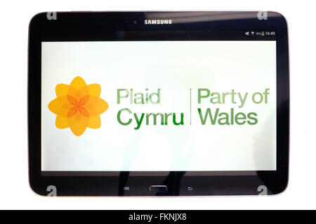 Das Plaid Cymru-Logo auf dem Bildschirm eines Tablet-PCs fotografiert vor einem weißen Hintergrund angezeigt. Stockfoto