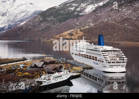 P & O Kreuzfahrtschiffes Oriana angedockt im Hafen in Flåm, Norwegen. Stockfoto