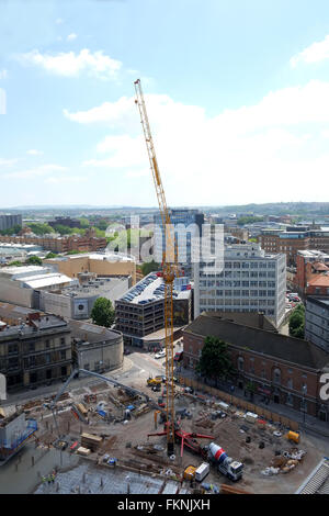 Arbeiten auf einer Baustelle im Zentrum von Bristol von Watkins für neues studentisches Wohnen, für die Hochschulen ab. Stockfoto